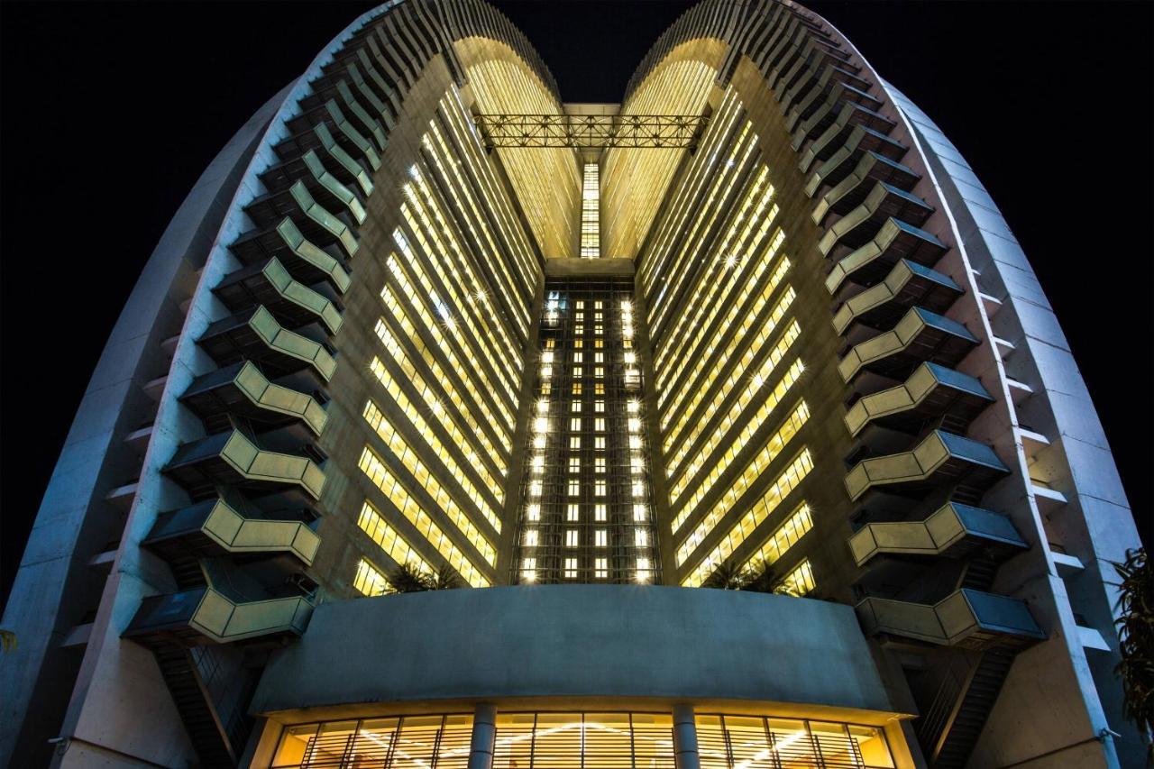 巴拿马jw万豪酒店 巴拿马城 外观 照片 The hotel at night